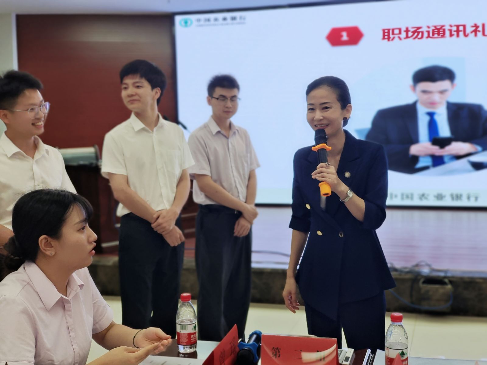 蔡玉. 中國農(nóng)業(yè)銀行《銀行職業(yè)素養(yǎng)與商務(wù)禮儀》培訓(xùn)